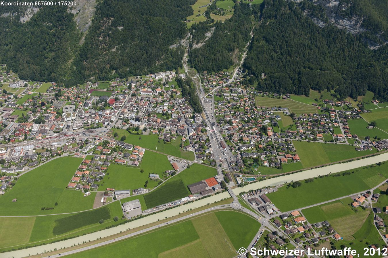 Meiringen (Position: 2'656'705.81, 1'175'629.93) - Bildmitte: Einmündung des Milibach (von NE her) in den Alpbach. In der oberen Bildmitte (im Wald verdeckt): Luftseilbahn Talstation nach Reuti-Hasliberg. Quartier östlich des Alpbachs: Steinmühle. Siedlung am untern Bildrand, südlich der Aare: Willigen.